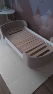 Проведена замена сломанных ламелей, укреплены боковые панели, проверены и затянуты все крепления. Обновлён каркас, обеспечена надежность и долговечность конструкции.