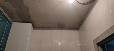 На потолке завершена установка светильника: произведено сверление отверстий, подключение проводки, закрепление корпуса, проверка функционирования. Освещение готово к использованию.