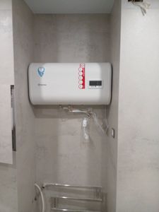 Установлен прибор для нагрева воды, подключены трубы, закреплен на стене, выполнено подключение к электросети, проверена герметичность соединений и работоспособность устройства.