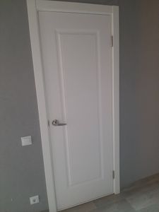 Установлена новая деревянная створка, закреплены петли, врезан замок, прикреплена ручка, отрегулирована фурнитура, проверена плавность открывания, завершена отделка проема.