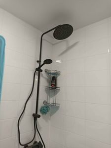 Удаление сантехники завершено: сняты крепления, отключены трубы, освобождена поверхность. Рабочая зона очищена от остатков герметика и мусора, подготовлена для дальнейших действий.