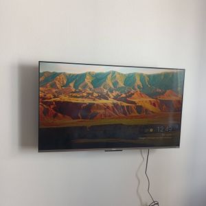 Экран надежно закреплен на стене, провода аккуратно подключены, обеспечена стабильная фиксация и оптимальный угол обзора.