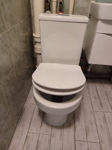 Установлен новый бачок, подключены коммуникации, проверена герметичность соединений, произведена настройка механизма слива, обеспечена стабильная работа системы.