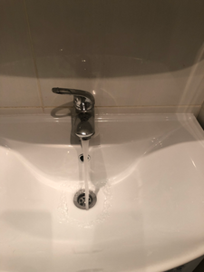 Установлена новая раковина, подключен смеситель, проверена герметичность соединений, отрегулирован слив, протестирована подача воды, устранены протечки, завершены отделочные работы.