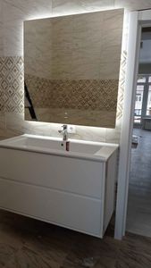 Установлена раковина с подключением смесителя и сифона, выполнено подключение к водопроводу и канализации, обеспечена герметизация стыков, проверена работоспособность системы.