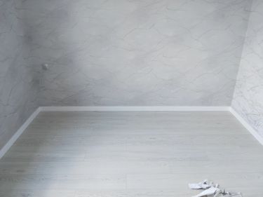 Монтаж полиуретанового/дюрополимерного/полистиролового плинтуса