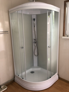 Установлена современная душевая кабина с прозрачными стенками и дверцами. Проведены работы по демонтажу старой ванны, монтажу поддона, подключению водопровода и герметизации швов.