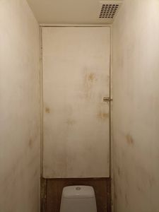 Поверхности тщательно выровнены, устранены неровности, нанесен финишный слой, подготовлены под покраску или обои, обеспечена гладкость, улучшен внешний вид помещения.