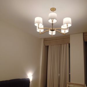 Установлено осветительное устройство на потолок, подключены провода, проверена работа, закреплены крепежи, обеспечена надежность конструкции, произведена финальная проверка освещения.