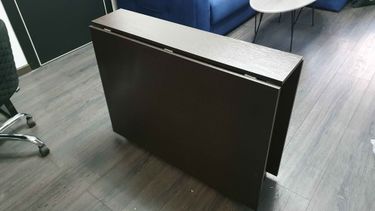 Собран раскладной стол: установлены ножки, закреплены петли, соединены элементы. Проверена устойчивость, функциональность. Готов к использованию в интерьере.