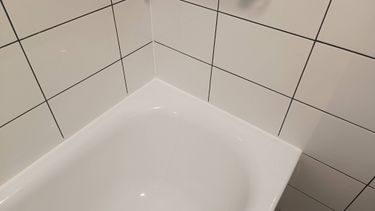 Обновлены стыки между плиткой и ванной, нанесен свежий герметик для предотвращения протечек, обеспечена защита от влаги, улучшен внешний вид, достигнута аккуратность.