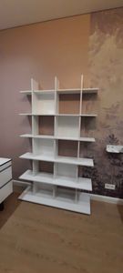 Собрана конструкция из полок, закреплена на полу, выровнена по уровню. Все элементы соединены, обеспечена устойчивость и надежность. Установлена в комнате, готова к использованию.