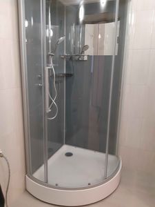 Установлена современная душевая конструкция с компактным поддоном, подключены водопроводные системы, закреплены стеклянные панели, смонтированы дверцы, проверена герметичность соединений.