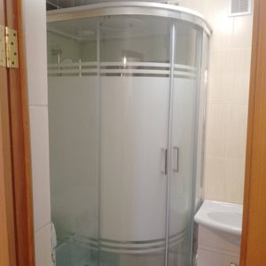 Удаление душевой конструкции завершено: сняты панели, отсоединены трубы, убраны крепления, демонтирован поддон. Все элементы аккуратно разобраны и подготовлены к утилизации.