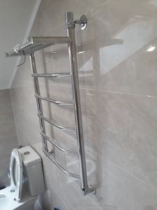 Установлен напольный унитаз, подключен к водопроводу и канализации. Смонтирован полотенцесушитель на стене. Проведены все необходимые работы по герметизации и проверке системы.