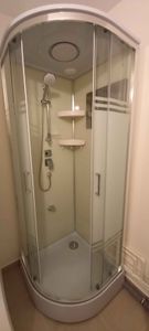 Удалена старая ванна, установлена новая душевая кабина. Проведены работы по подключению сантехники и герметизации стыков. Обновлено напольное покрытие и стены.