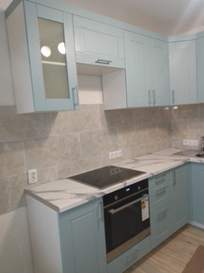 Установлены шкафы, закреплены фасады, смонтирована столешница, подключена варочная панель, врезана мойка, прикреплены ручки, выровнены поверхности, подключены розетки, завершена отделка.