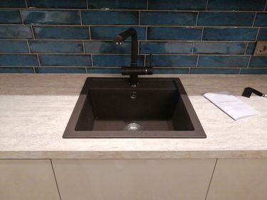 Уменьшение глубины/высоты/ширины шкафов/фасадов/фальшпанелей Дополнительный выезд, если услуга заказана вне пакета Установить и подключить мойку Установить и подключить смеситель