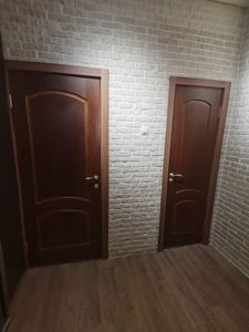 Установлены декоративные элементы вокруг двери, обеспечивая завершённый вид. Аккуратно подогнаны и закреплены, создавая гармонию с интерьером. Работа выполнена качественно и эстетично.