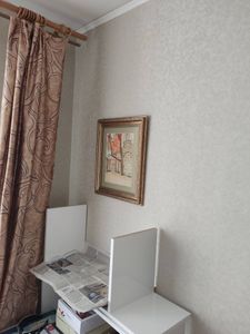 Картина в раме аккуратно закреплена на стене, обеспечена надежная фиксация. Подготовлена поверхность, учтены все параметры для симметричного расположения. Завершено оформление интерьера.