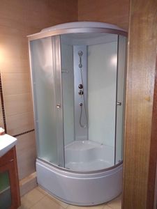 Установлена современная душевая конструкция с функцией гидромассажа. Подключены все необходимые коммуникации, герметично закреплены панели, проверена работа системы, обеспечена надежность.