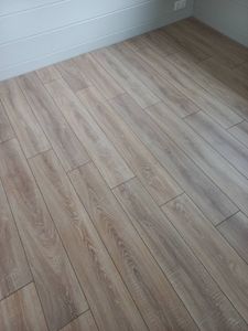 Уложены новые панели, ровная поверхность, свежий вид, аккуратные стыки, обновлённое покрытие, гладкая текстура, современный дизайн, завершённый процесс, качественная работа.