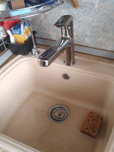 Выполнена замена кранбуксы в кухонном смесителе. Устранены протечки, обеспечена герметичность соединений, восстановлена функциональность. Установлен новый элемент, проверена работа.