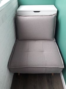 Собран белый шкафчик с выдвижным ящиком, установлен на ровную поверхность, все элементы надежно закреплены, обеспечена устойчивость и функциональность.