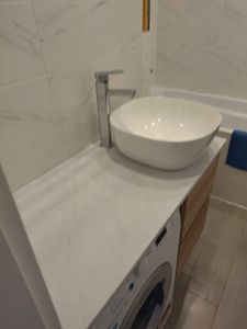 Установка раковины с тумбой Установка смесителя