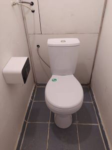 Установлен новый напольный унитаз, подключены коммуникации, выполнена герметизация стыков, проверена работоспособность системы слива, закреплен держатель для бумаги на стене.