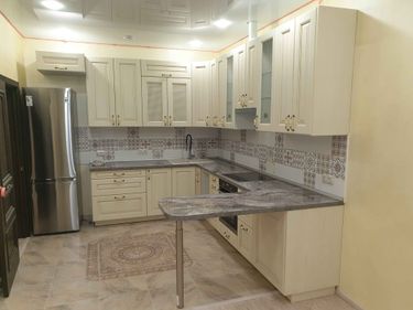 Установлены шкафы, смонтирована столешница, подключена техника, закреплены ручки, выполнен монтаж фартука, установлена мойка, подключены коммуникации, завершена отделка.