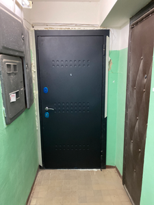 Установлена металлическая дверь: закреплена рама, навешено полотно, проверена работа замка, уплотнители по периметру, обработаны швы монтажной пеной, выровнены откосы.