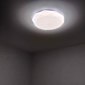 Закреплена световая конструкция на натяжной поверхности, подключены провода, обеспечена надежная фиксация, проверена работа освещения, установлена декоративная накладка.