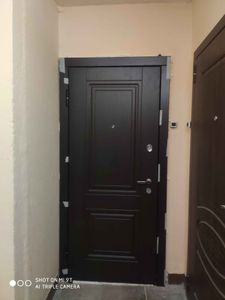 Установлена новая металлическая дверь, произведена регулировка петель, заменены уплотнители, отрегулирован замок, устранены зазоры, обновлена отделка, проверена герметичность конструкции.