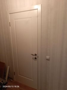 Установлен запорный механизм в деревянное полотно, выполнены необходимые вырезы, закреплены ручки и накладки, обеспечена плавная работа конструкции.