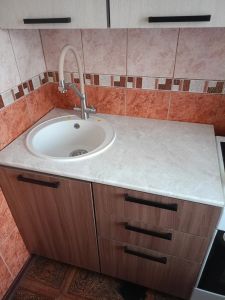 Установка и подключение смесителя Замена столешницы ДСП