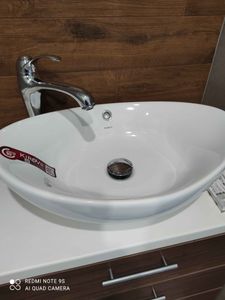 Изображение демонстрирует завершённый демонтаж сантехнического оборудования. Удалены крепления, отключены коммуникации, освобождена поверхность. Все работы выполнены аккуратно и тщательно.