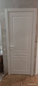 Выполнена установка запирающего механизма в деревянное полотно. Проведены точные замеры, вырезано отверстие, закреплены элементы, проверена функциональность.