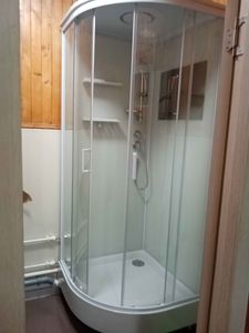 Установлена современная душевая конструкция с прозрачными стенками, встроенными полками и функциональной сантехникой. Обновлены коммуникации, обеспечена герметичность и удобство использования.