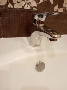 Из ванной комнаты убрана душевая конструкция. Все элементы аккуратно отсоединены и удалены. Поверхности очищены от остатков герметика и загрязнений. Участок подготовлен для дальнейших работ.