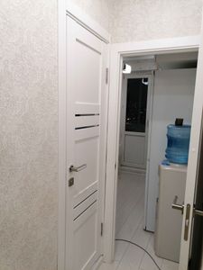 Установлены декоративные элементы вокруг двери, аккуратно закреплены, обеспечивая эстетичный вид и завершенность интерьера. Все работы выполнены с точностью и вниманием к деталям.