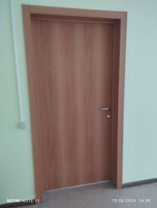 Установлен новый замок в деревянную дверь. Выполнены все необходимые вырезы и монтажные работы, обеспечена точная подгонка и надежная фиксация. Установлена ручка, проверена функциональность.