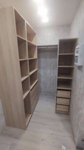 Установлена новая полка в гардеробной комнате. Закреплена на стене, обеспечивая устойчивость и надежность. Полка идеально вписывается в интерьер, добавляя функциональность и удобство.