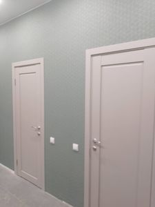 Установлена новая дверь: закреплены петли, врезана ручка, отрегулирована створка, проверена плавность открывания и закрывания, выполнена отделка наличниками, проведена финальная проверка.