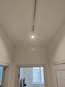 Установлена система освещения на потолке, закреплена направляющая, подключены светильники, проверена работа. Свет равномерно распределён, обеспечивая яркость в помещении.