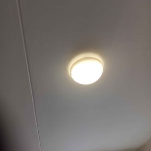 Установлено осветительное устройство на подвесной потолок, выполнено подключение к электросети, закреплено крепление, проверена работоспособность, обеспечена безопасность конструкции.