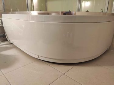 Установлено оборудование с гидромассажем, подключены коммуникации, герметизированы стыки, проверена функциональность всех систем, закреплены панели, проведено тестирование работы.