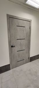 Выполнена установка замка в дверь: вырезано отверстие, закреплен механизм, установлена ручка. Проверена работоспособность, обеспечена плавность закрывания.