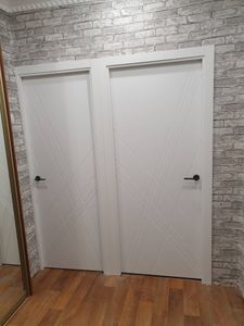 На двери выполнена установка запорного механизма. Проведены работы по вырезанию отверстия, закреплению ручки и защелки. Все элементы надежно зафиксированы, функционируют корректно.