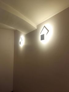 Установлено новое освещение в потолок, заменены старые элементы, подключены провода, проверена работа системы, обеспечена равномерная яркость, улучшено общее освещение помещения.